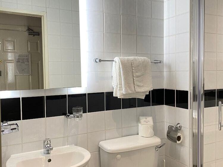 标准单人间, Tom Dick And Harriet S Accommodation