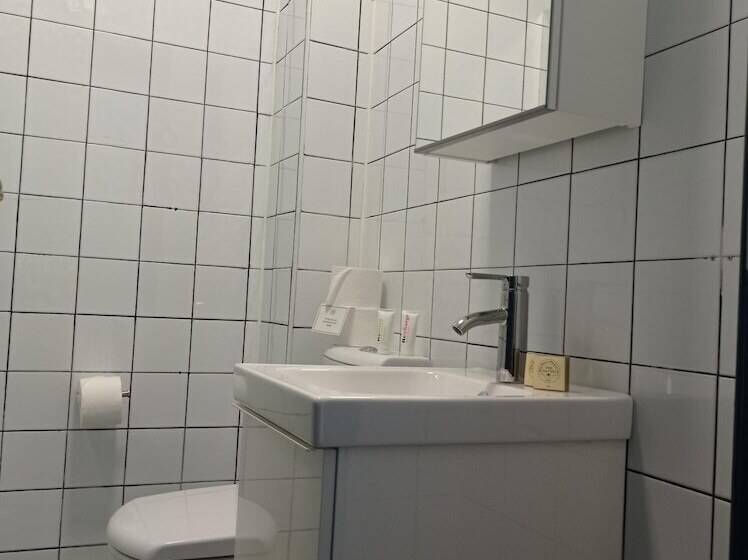 标准单人间, Tom Dick And Harriet S Accommodation