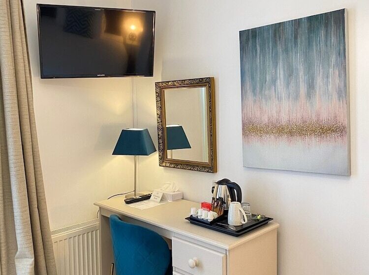 标准单人间, Tom Dick And Harriet S Accommodation