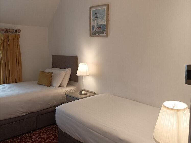 家庭间, Tom Dick And Harriet S Accommodation