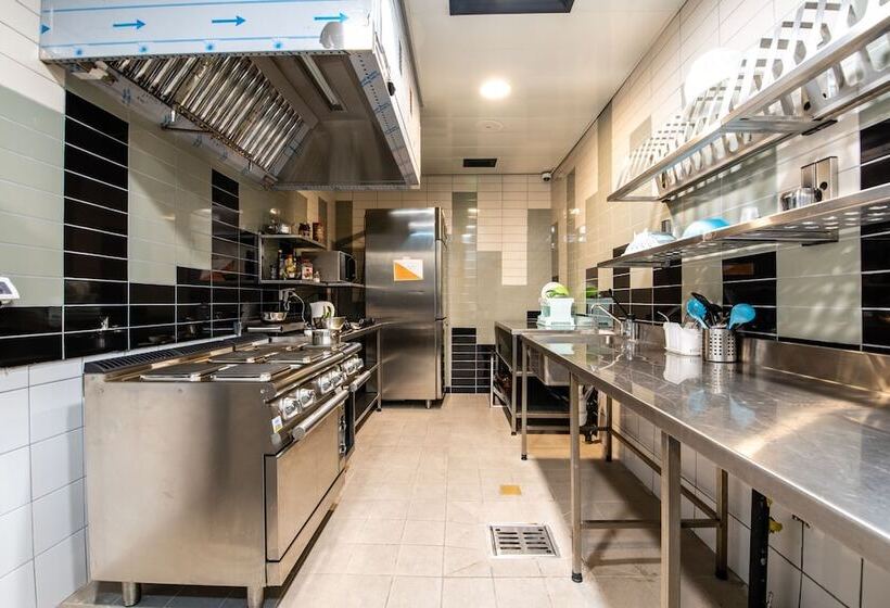 חדר משפחתי, The Spot Hostel