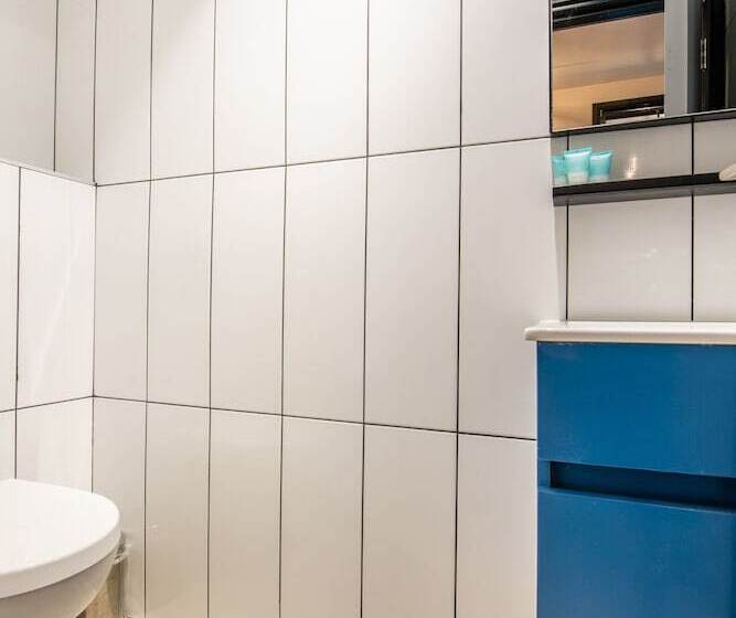 חדר סטנדרט לשלושה, The Spot Hostel