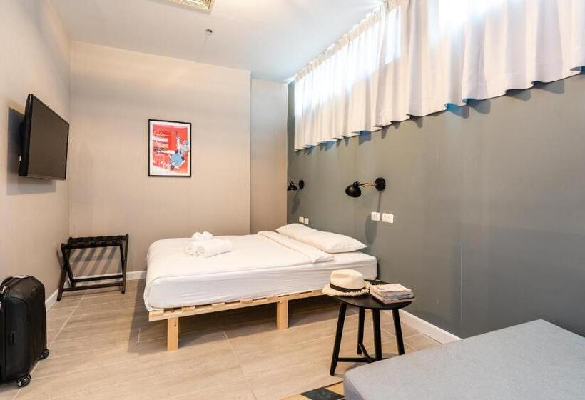 חדר סטנדרט לשלושה, The Spot Hostel