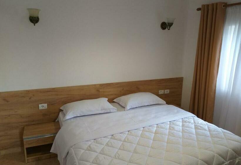 带1个卧室的带阳台的公寓, Grandpa S House