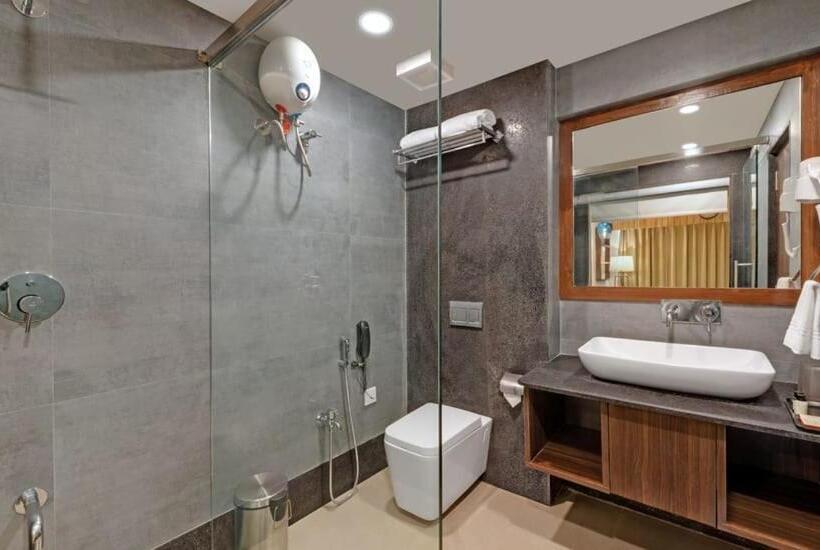 اتاق لوکس, The Fern Leo Beach Resort Madhavpur