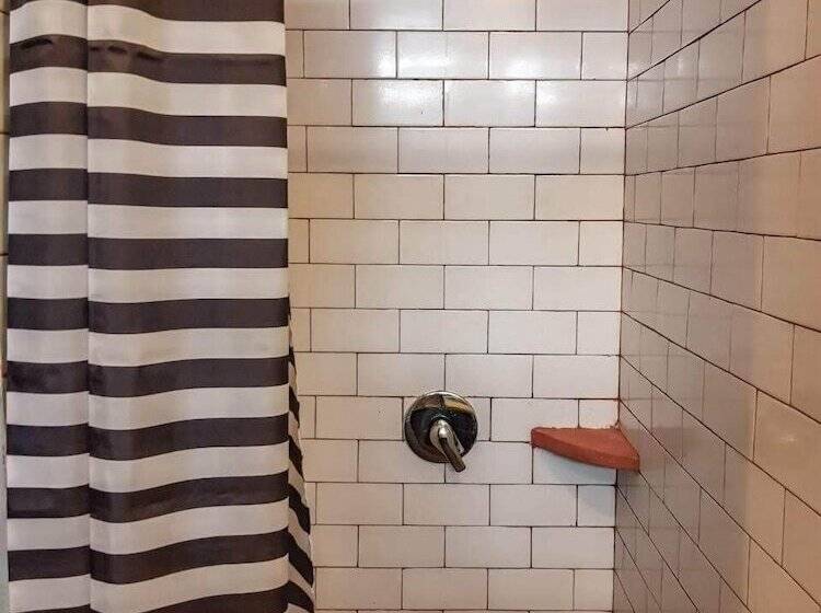 تختخواب در اتاق مشترک, Clandestino Hostel Canggu