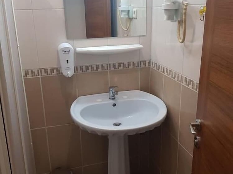 חדר סטנדרט לארבעה, Feryil Centrum