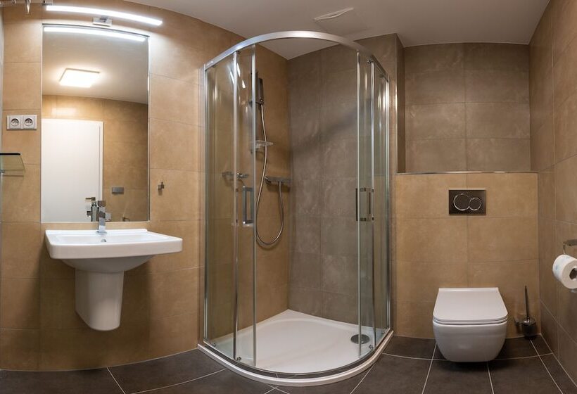 דירת חדר דלוקס, Grand