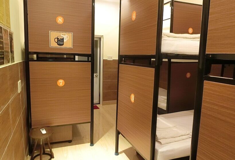 تختخواب در اتاق مشترک, Language Exchange Hostel 1