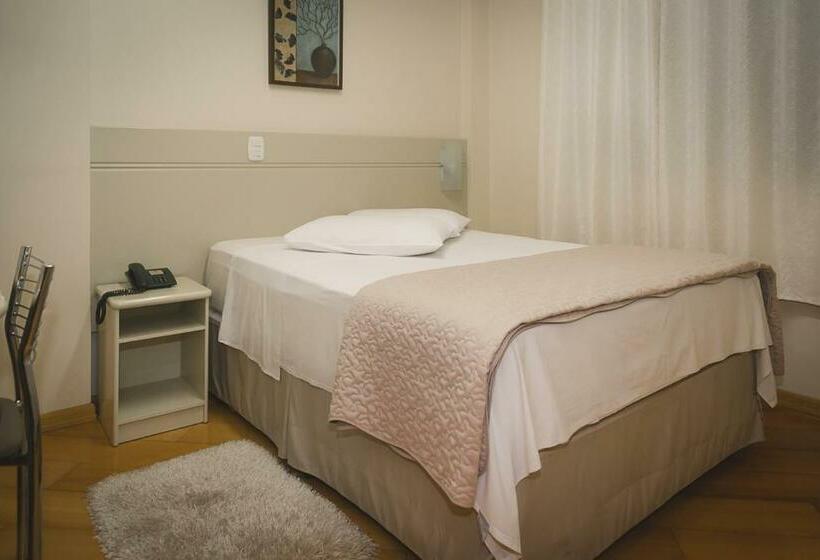 דירת חדר דלוקס, Pallis