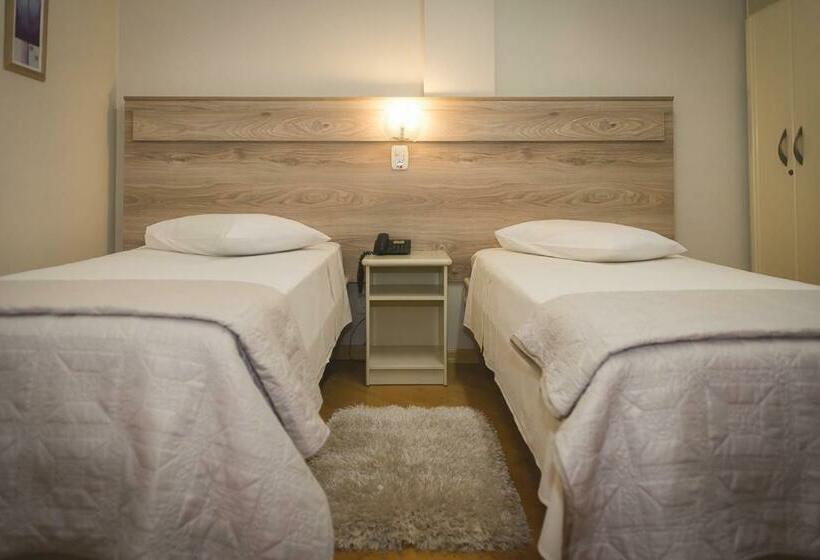 חדר דלוקס, Pallis