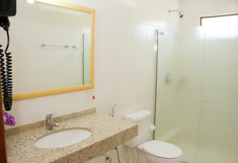 חדר דלוקס לשלושה, Pallis