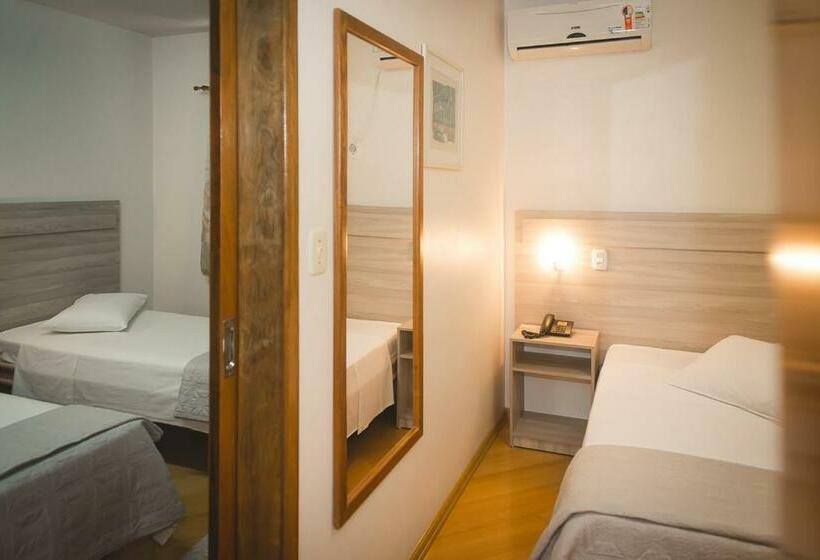 חדר דלוקס לשלושה, Pallis