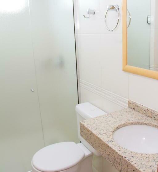 חדר דלוקס לשלושה, Pallis