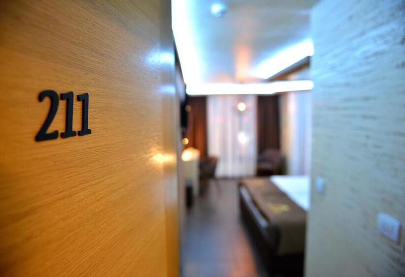 اتاق لوکس با تخت بزرگ, Restaurant & Apartments & Rooms Avenia