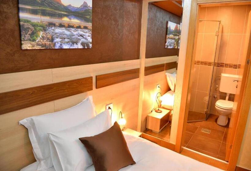 اتاق استاندارد یک نفره, Restaurant & Apartments & Rooms Avenia