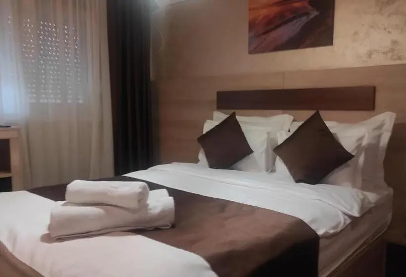 اتاق اکونومی, Restaurant & Apartments & Rooms Avenia