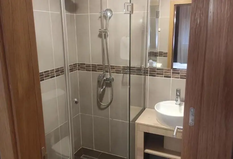 اتاق اکونومی, Restaurant & Apartments & Rooms Avenia