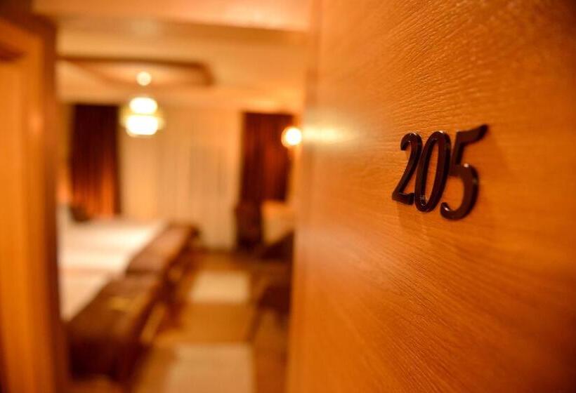 اتاق استاندارد سه نفره, Restaurant & Apartments & Rooms Avenia