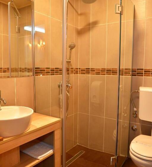اتاق استاندارد سه نفره, Restaurant & Apartments & Rooms Avenia