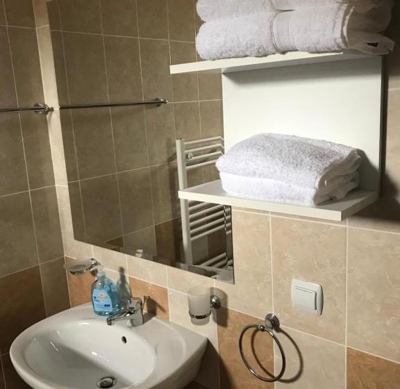 اتاق لوکس, Pensiunea Granada