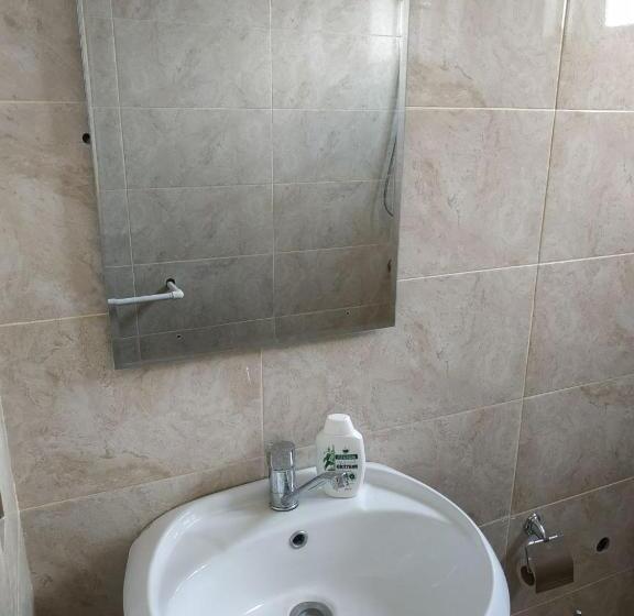 اتاق اکونومی, Hostel One