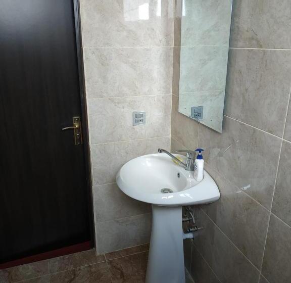 اتاق اکونومی, Hostel One