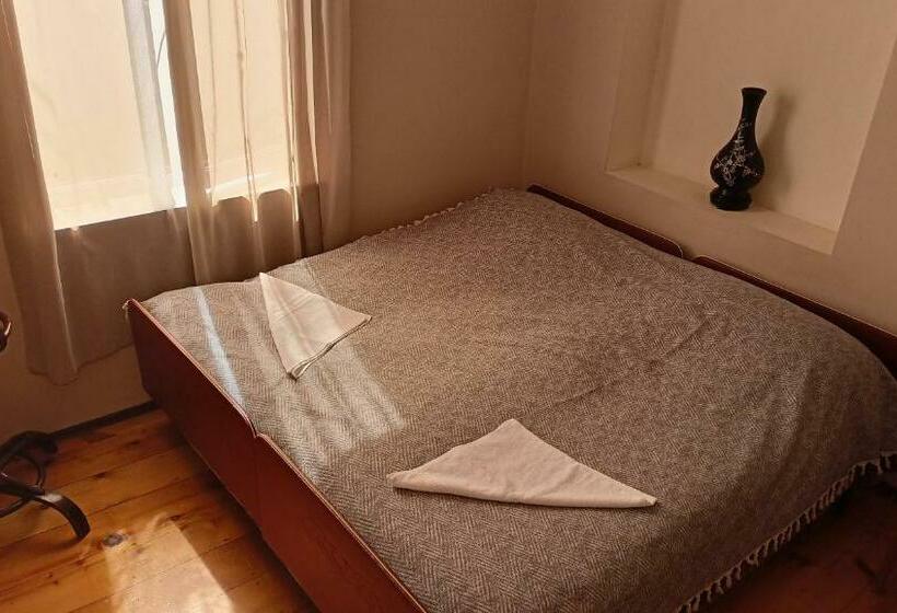 اتاق استاندارد, Mero House