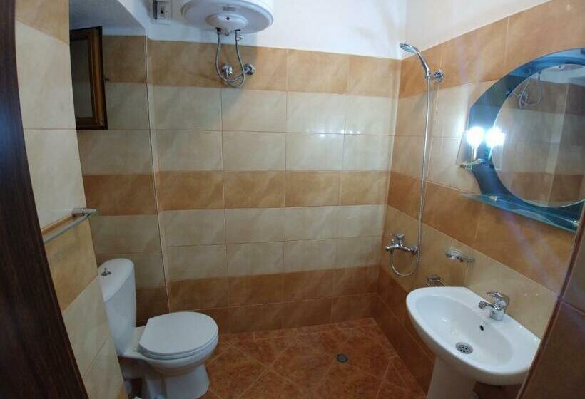 غرفة قياسية ثلاثية, Guest House Urat