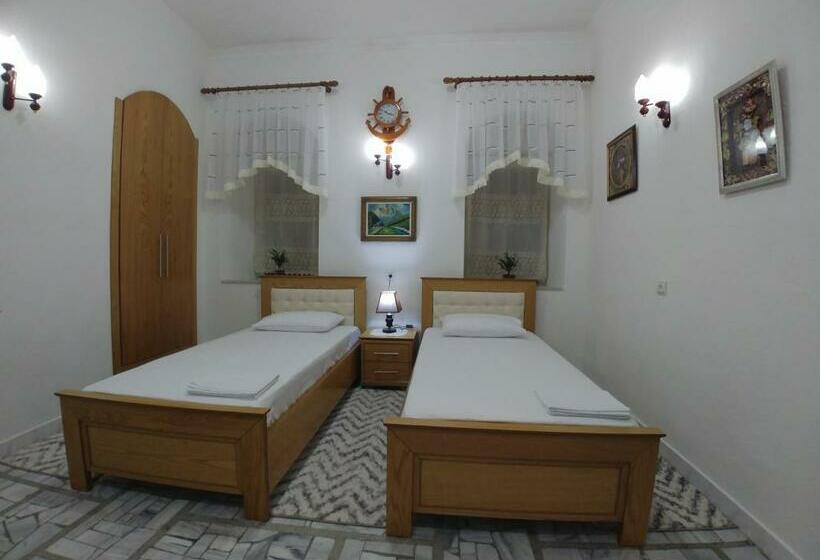 غرفة قياسية ثلاثية, Guest House Urat
