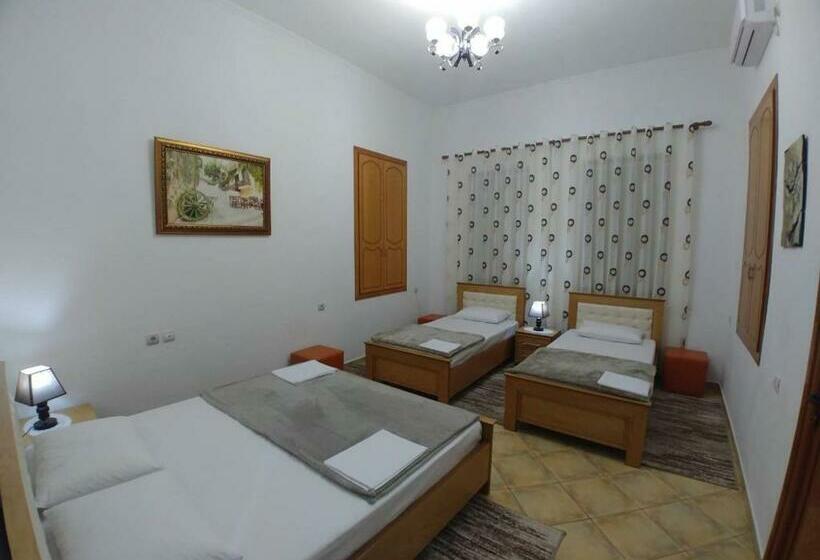غرفة قياسية ثلاثية مزودة بشرفة, Guest House Urat