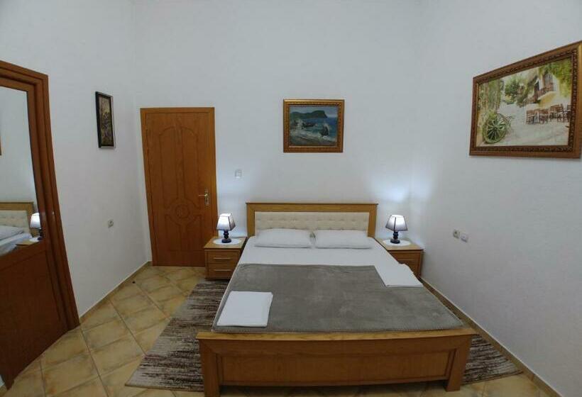 غرفة قياسية ثلاثية مزودة بشرفة, Guest House Urat