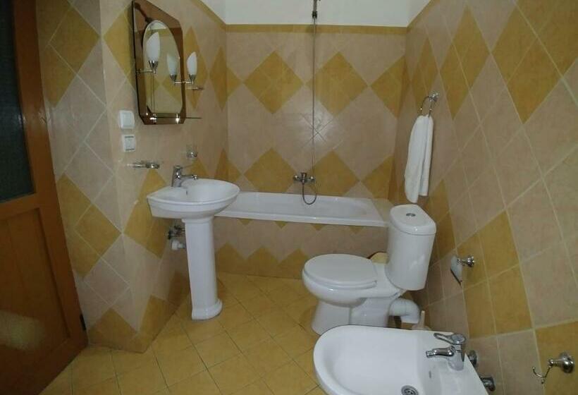 غرفة قياسية ثلاثية مزودة بشرفة, Guest House Urat