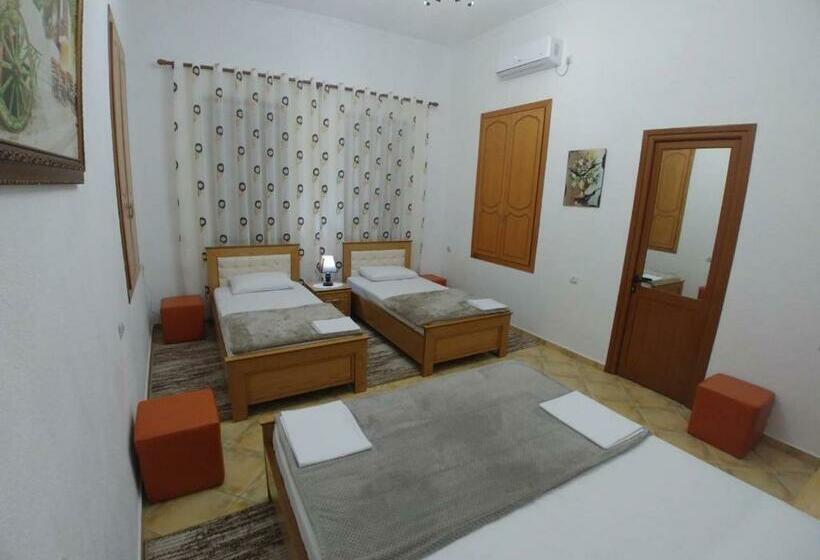 غرفة قياسية ثلاثية مزودة بشرفة, Guest House Urat