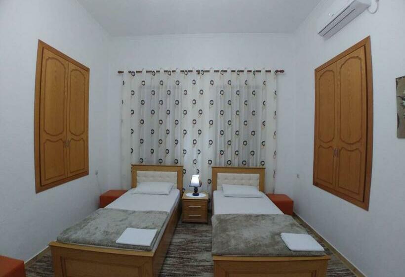غرفة قياسية ثلاثية مزودة بشرفة, Guest House Urat