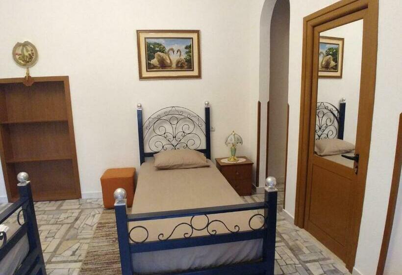 غرفة قياسية داخلية, Guest House Urat