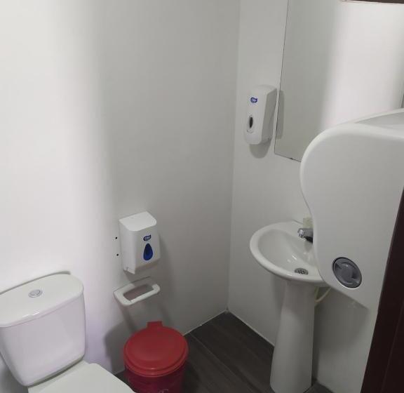3 Bett Standardzimmer Balkon, Les Balcons Hostel