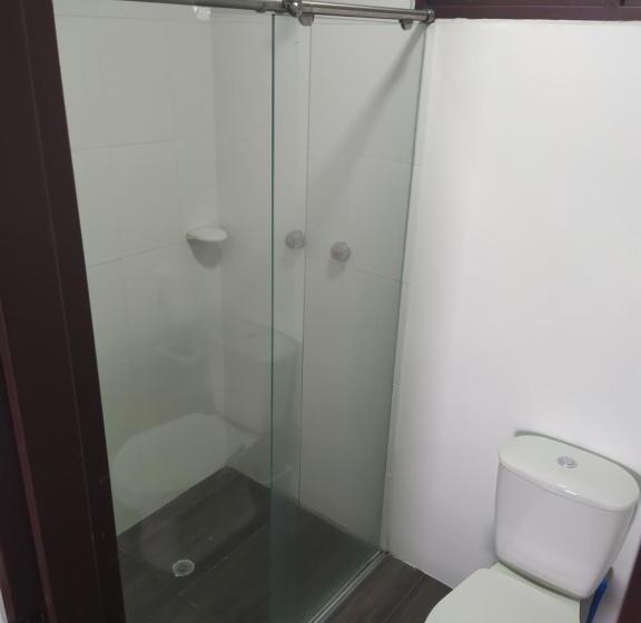 3 Bett Standardzimmer Balkon, Les Balcons Hostel