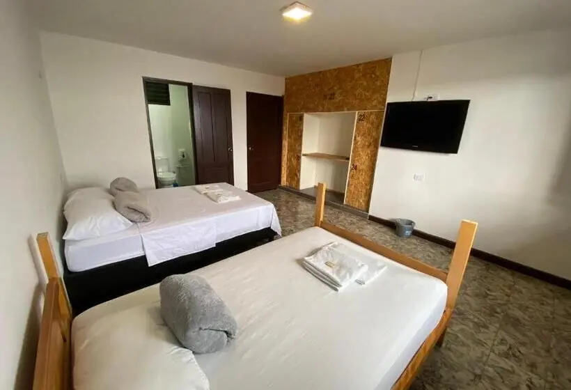 Standaard Driepersoonskamer met Balkon, Les Balcons Hostel