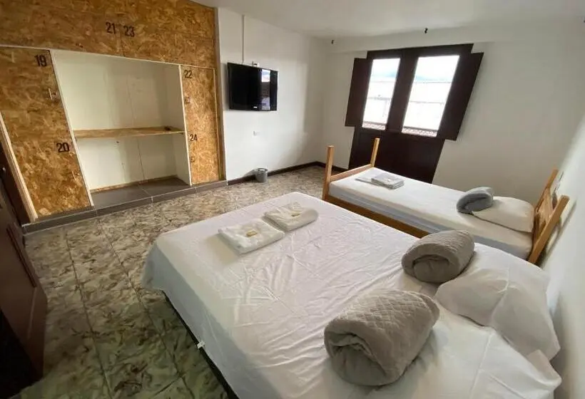 Standaard Driepersoonskamer met Balkon, Les Balcons Hostel