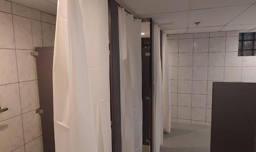 سرير فى غرفة مشتركة مزودة بحمام مشترك, U Street Capsule Hostel