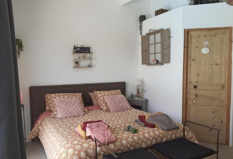 جناح مطلّ علي حمام السباحة, La Thomalie