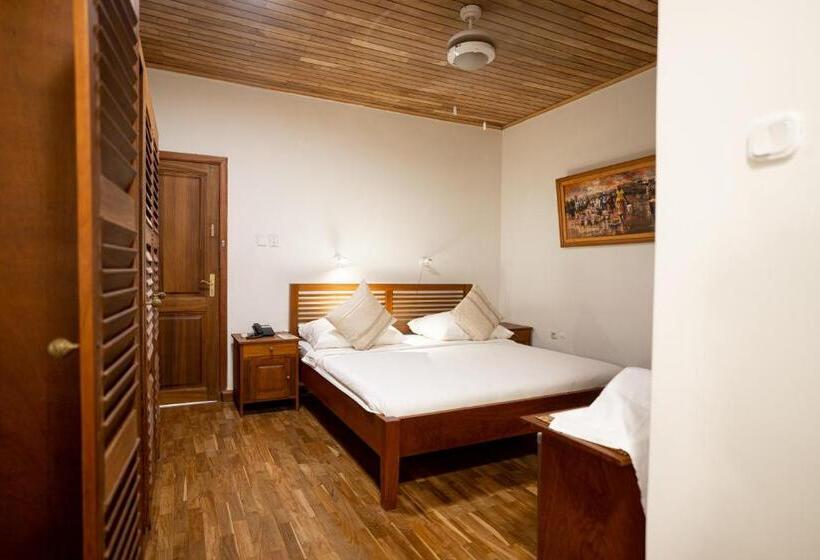 اتاق استاندارد, Esther S