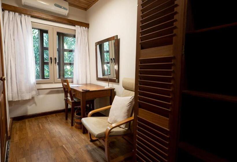 اتاق استاندارد, Esther S