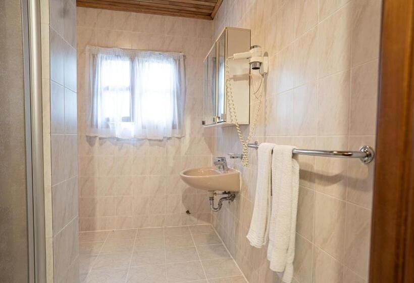 اتاق سوپریور, Esther S