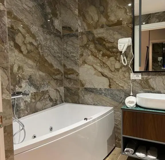 اتاق لوکس با تخت بزرگ, Domus Hotel & Apartments