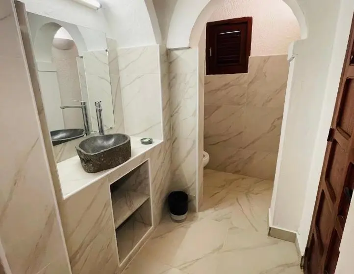 اتاق استاندارد با چشم‌انداز دریاچه, African Queen Lodge