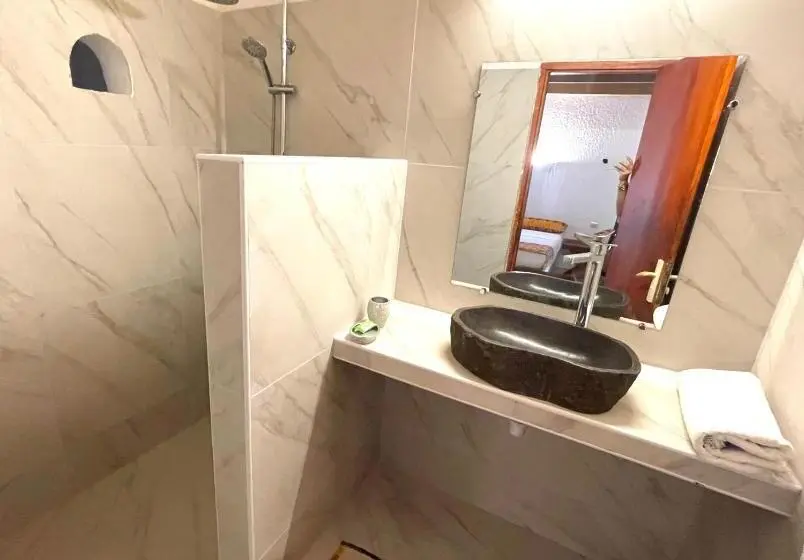 سوییت با چشم‌انداز باغ, African Queen Lodge