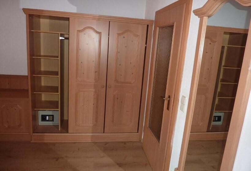 استودیوی لوکس, Kaiserhof