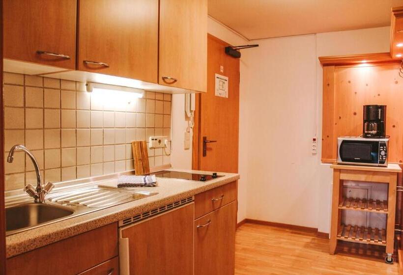 استودیوی لوکس, Kaiserhof